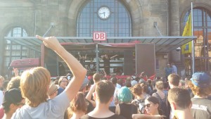 Zugezogen Maskulin vor dem Bahnhof Neustadt.